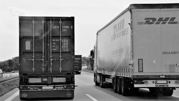 Bezpieczna wysyłka produktów – jakie opakowania ochronne wybrać?